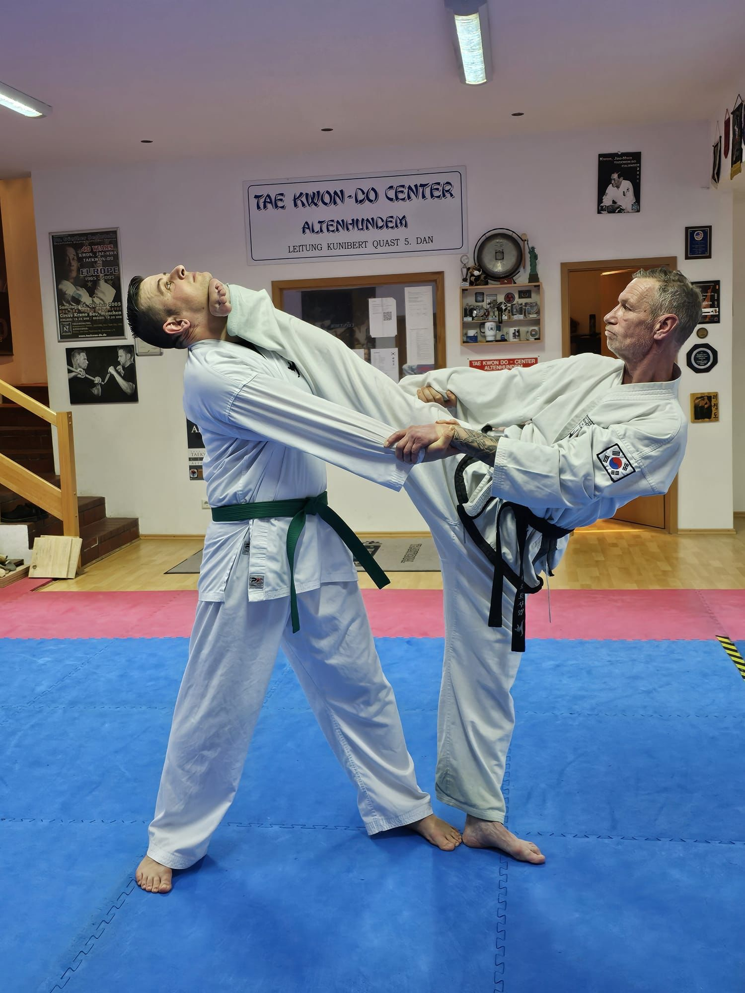 Großmeister Quast demonstriert High-Kick im Center Altenhundem